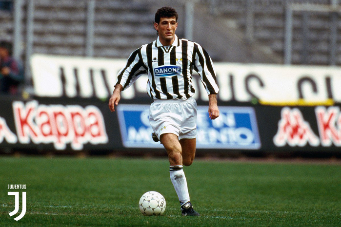 
Ciro Ferrara gia nhập đội chủ sân Juventus Stadium từ mùa giải 1994/95 và là thành phần nòng cốt cùng với Tacchinardi lên ngôi vương Châu Âu mùa giải 1995/96. Hiện tại, cựu trung vệ của Juve đang dẫn dắt CLB Wuhan Zall Football Club ở giải hạng nhất Trung Quốc.