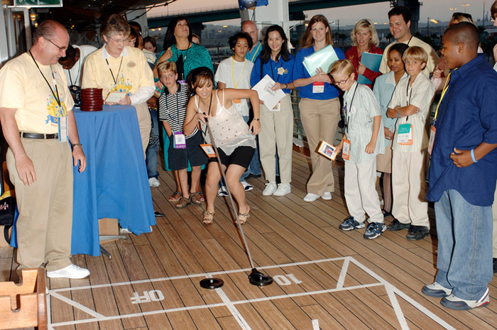 
Thực tế thì nếu khách đi cùng du thuyền của bạn đủ độ quậy và vui tính, các bạn có thể chơi ô quan với nhau cũng vui.