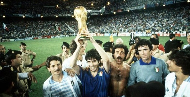 
Sau khi vô địch World Cup 1938, người Italia đã từng mất đến 44 năm để đợi chức vô địch World Cup tiếp theo vào năm 1982. Đó là một khoảng thời gian dài kỷ lục để quay trở lại với vinh quang. Tại World Cup 2018, sẽ có hai đội có thể phá được kỷ lục này đó là Uruguay và Anh. Lần gần nhất Uruguay vô địch World Cup là năm 1950 và trong khi đó với tuyển Anh là năm 1966.