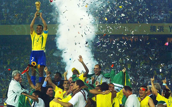 
Brazil chính là đội tuyển đang nắm giữ kỷ lục vô địch World Cup nhiều lần nhất là 5 lần đó là vào các năm 1958, 1962, 1970, 1994 và 2002. Tại VCK World Cup 2018, Selecao đang sở hữu một đội hình rất chất lượng và hoàn toàn có thể phá vỡ kỷ lục do chính mình đang nắm giữ. Tuy nhiên, Neymar và các đồng đội cần phải đề phòng khi kỷ lục này hoàn toàn có thể bị san lấp bởi đội tuyển Đức. Đội bóng đến từ châu Âu cũng là một ứng cử viên sáng giá cho ngôi vương và đã từng có 4 lần lên ngôi trong lịch sử các VCK World Cup.
