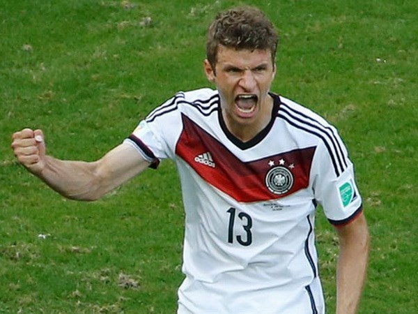 
Tại kỳ World Cup trước, Miroslav Klose đã trở thành cầu thủ ghi bàn nhiều nhất trong lịch sử giải đấu với 15 bàn thắng. Tuy nhiên, kỷ lục này có thể nhanh chóng bị phá bỏ ở cúp bóng đá thế giới lần này bởi một cầu thủ người Đức khác đó là Thomas Muller. Hiện tại, cầu thủ của Bayern Munich đã có một tài khoản là 10 bàn thắng tại đây. Trong 2 lần tham dự World Cup trước, Muller đã ghi được 5 bàn thắng trong mỗi lần tham dự. Trong đó, anh từng giành danh hiệu vua phá lưới vào năm 2010.