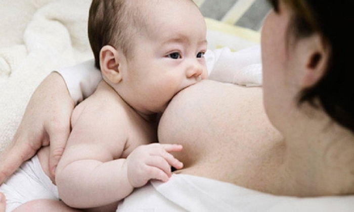 
Cho trẻ bú mẹ sẽ giúp hệ miễn dịch của con được hoàn thiện.