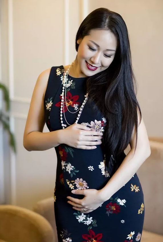 
Các mẹ nên học ngay Hoa hậu Ngô Phương Lan để có luôn là một hot mom thời trang nhé. 