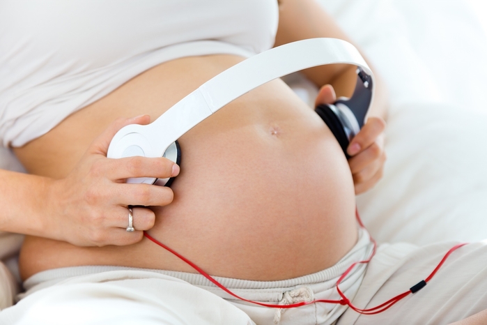 
Mẹ nên cho thai nhi nghe những bản nhạc có giai điệu nhẹ nhàng, tránh làm con hoảng loạn.
