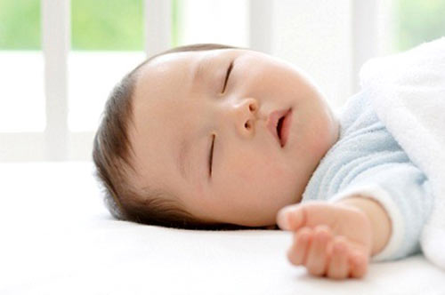 
Trẻ sơ sinh có thể ngủ mà không cần dùng gối.