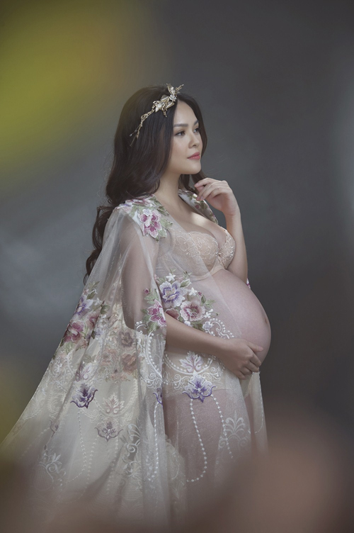 
Á hậu Dương Cẩm Linh cũng đã thành công trong việc ghi danh vào những mẹ bầu xinh đẹp nhất showbiz Việt khi xuất hiện rạng rỡ như một "thiên thần" với chiếc bụng cỡ đại của mình.