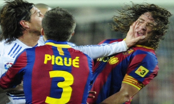 
Hành động thô bạo của Ramos hướng về phía Carlos Puyol.