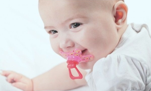 
Núm giả chính là "trợ thủ đắc lực" giúp giảm đau hiệu quả cho trẻ trong quá trình bé mọc răng.