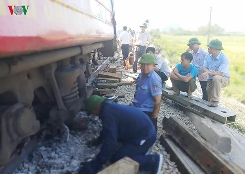 
Công nhân đường sắt được duy động đến hiện trường để khắc phục sự cố (Ảnh: VOV)