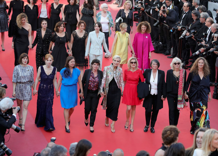 
Các nữ khách mời tay trong tay, dạo bước trên thảm đỏ thành từng làn sóng.