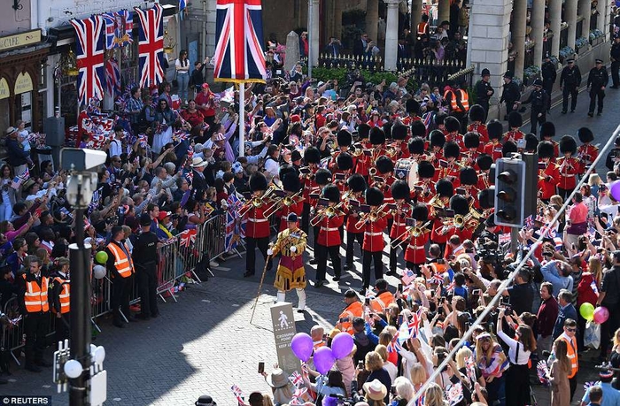 
Rất đông người dân đến xem lễ cưới của Hoàng tử Harry.