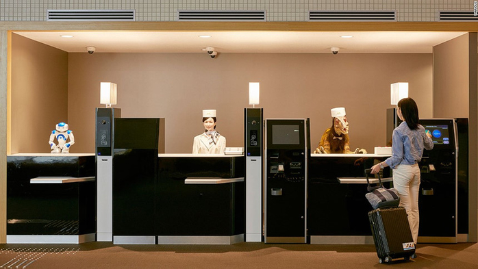 
Robot xuất hiện ở mọi nơi, với đủ mọi chức năng, từ robot giúp việc, tới robot chó và cả robot phục vụ như lễ tân. Khách sạn 5 sao Henna ở tỉnh Nagasaki là một trong những nơi sở hữu đội ngũ lễ tân robot vô cùng đặc biệt. Robot dáng người sẽ phục vụ khách nói tiếng Nhật. Robot khủng long lại hỗ trợ các khách nói tiếng Anh.