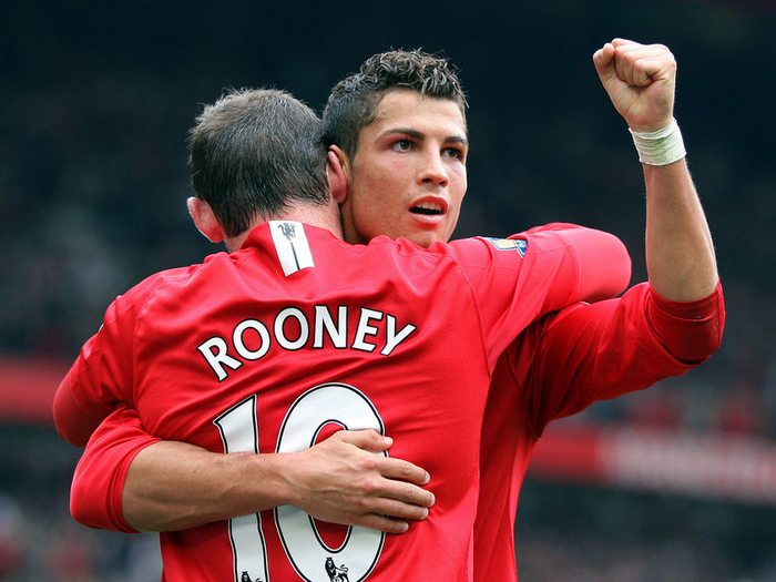 
So với huyền thoại Wayne Rooney dành đến 13 năm cống hiến cho CLB thành Manchester, Ronaldo lại bất ngờ được yêu mến hơn rất nhiều.