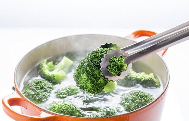 
Luộc, hầm rau củ với quá nhiều nước sẽ làm mất chất dinh dưỡng và các vitamin.