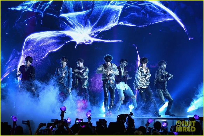 Fan quốc tế liên tục ngợi ca sân khấu comeback của BTS, còn netizen 