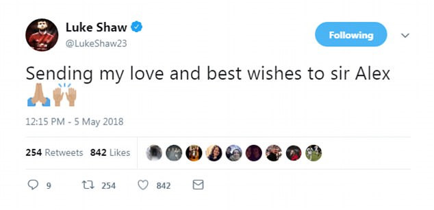 
Luke Shaw cũng thể hiện tình yêu với Sir Alex bằng dòng trạng thái cầu nguyện trên mạng xã hội Twitter.
