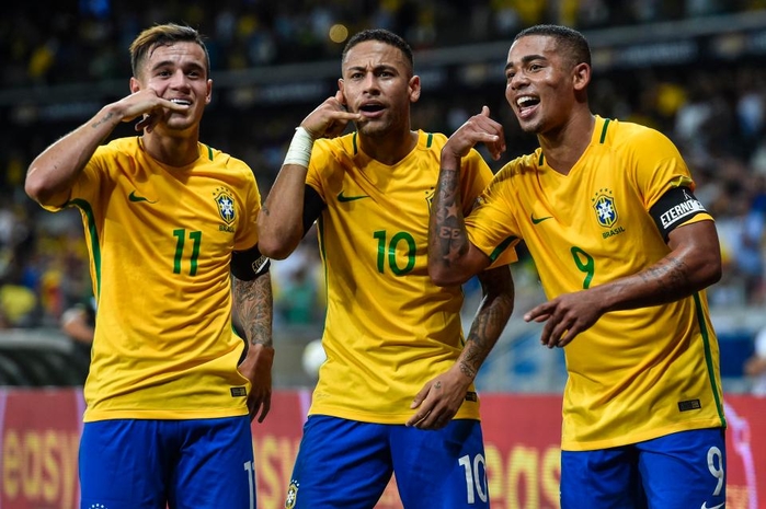 
Slogan của ĐT Brazil rất ý nghĩa, cụ thể nó là "Hơn cả 5 ngôi sao, đó là 200 triệu con tim". 5 ngôi sao tượng trưng cho 5 lần lên ngôi của đội bóng Nam Mỹ trong lịch sử World Cup, nhưng điều đó không quan trọng bằng việc cả 200 triệu dân Brazil cùng đập chung 1 nhịp.