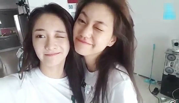 
Gương mặt mộc khi thức dậy vào buổi sáng của Doyeon và Kyulkyung đã trở thành minh chứng rõ rệt nhất khẳng định đẳng cấp visual nổi bật của hai cô gái này.
