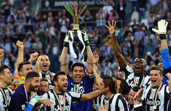 
21 - Buffon là cầu thủ sở hữu nhiều chức vô địch nhất trong lịch sử Juventus với 19 chiếc cúp khác nhau, nổi bật trong đó có 11 Scudetto - kỷ lục tại Serie A. Ngoài ra còn 4 cúp quốc gia, 5 siêu cúp Italia và 1 danh hiệu vô địch Serie B. Với CĐV Juventus, số danh hiệu Scudetto của Buffon là 11 vì họ sẽ bỏ qua vụ bê bối Calciopoli.