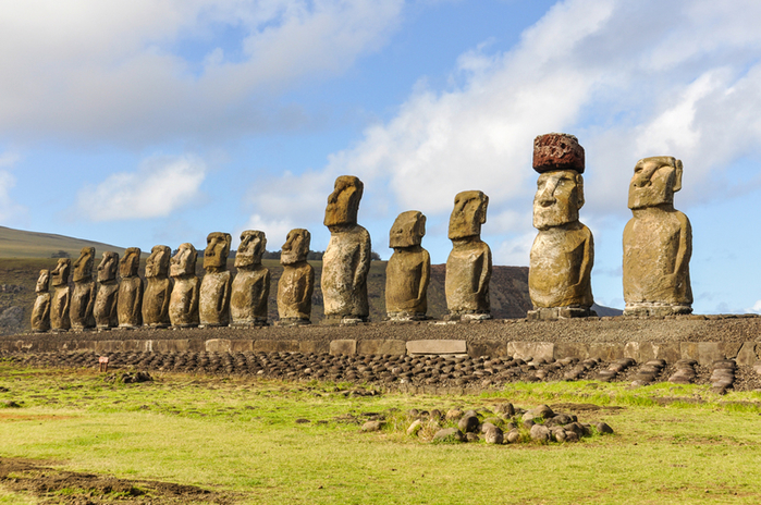 
Những bức tượng Moai xếp hàng dọc theo bờ biển đảo Phục Sinh.