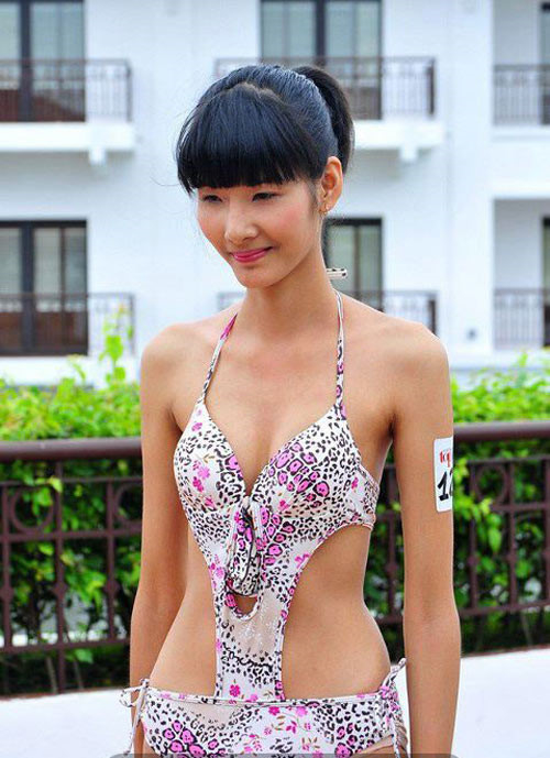 
Tại cuộc thi Vietnam's Next Top Model 2011, Hoàng Thùy hoàn toàn chưa gây được ấn tượng bởi vóc dáng quá gầy. Thời điểm đó, cô cao 1,77 m, nặng 44 kg và sở hữu số đo ba vòng 76-58-85. - Tin sao Viet - Tin tuc sao Viet - Scandal sao Viet - Tin tuc cua Sao - Tin cua Sao