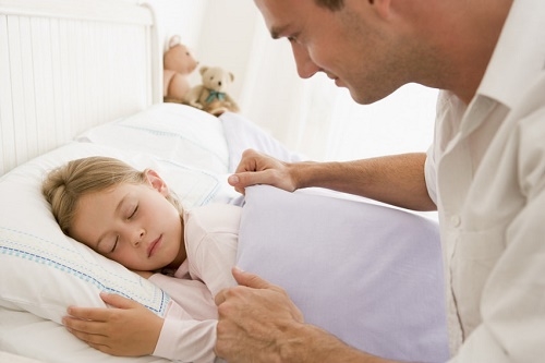 
Dù ngủ riêng cha mẹ cũng nên đảm bảo sự an toàn cho trẻ nhé.