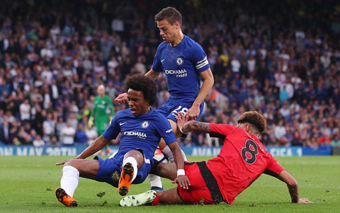 
Cơ hội vào top 4 của Chelsea đã trở nên rất mong manh sau trận hòa 1-1 trước Huddersfield.