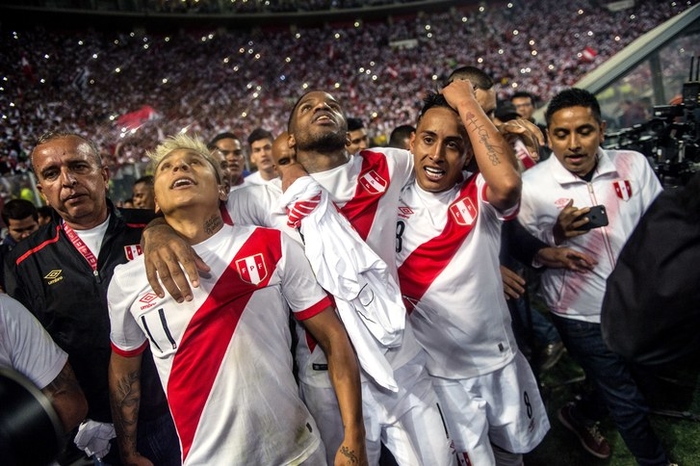 
Niềm vui của các cầu thủ Peru sau khi quay trở lại được World Cup sau 36 năm vắng bóng.