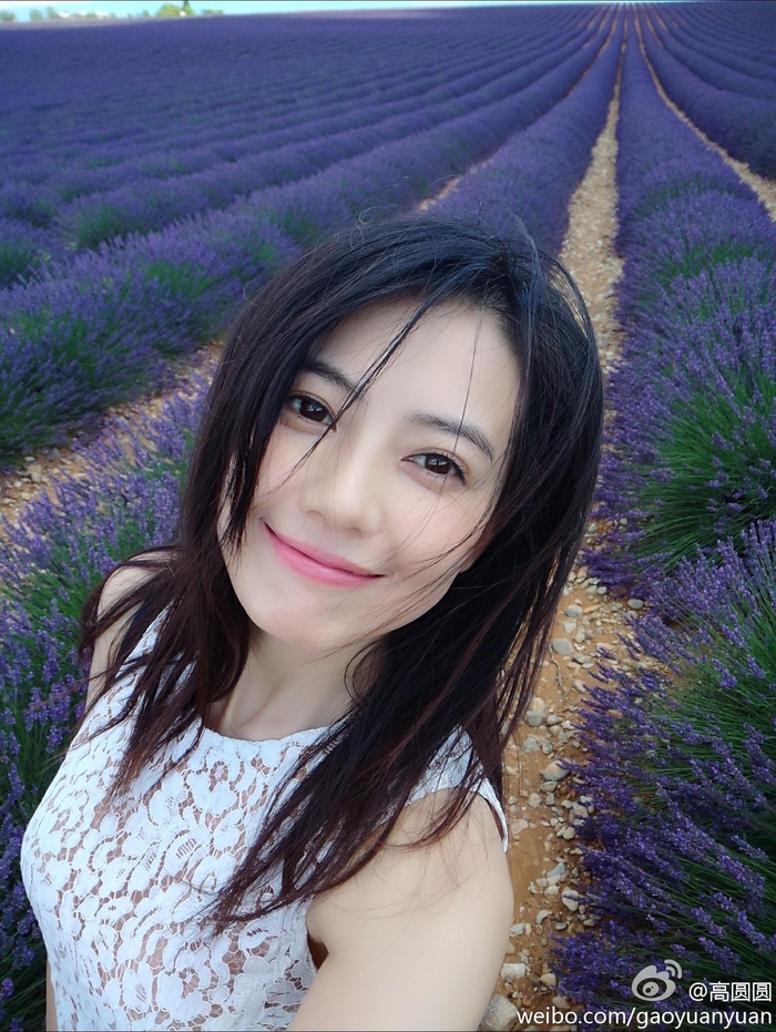 
Cao Viên Viên đốn tim người nhìn bằng một tấm selfie ngay tại cánh đồng hoa màu tím. Nhan sắc của người đẹp tuổi 38 vẫn chưa bao giờ làm người hâm mộ thất vọng.