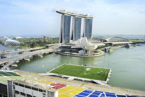 
Sân bóng nằm tọa lạc bên cạnh vinh Marina (Singapore) chính là sân vận động nổi lớn nhất thế giới và được sử dụng chung cho nhiều sự kiện thể thao chứ không riêng gì bóng đá. Sân vận động này được đặt trên một kết cấu nổi đặc biệt, mặt sân bằng thép và được phủ lớp cỏ nhân tạo. Sân dài 120m, rộng 83m và có sức chứa lên tới 30.000 người. Năm 2009, trận bóng đá đầu tiên được tổ chức trên sân này giữa 2 CLB Tuan Gemuk Athletic và VNNTU FC​.