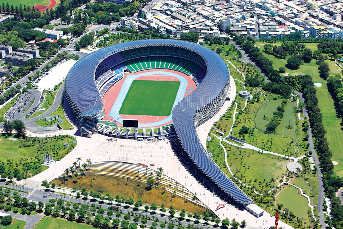 
Đài Loan có thể tự hào rằng họ đang sở hữu sân vận động - công trình sử dụng năng lượng mặt trời lớn nhất thế giới. Sân vận động World Games có các tấm kim loại khổng lồ với mục đích thu năng lượng mặt trời để sản xuất điện phục vụ cho các hoạt động của sân. Sân vận động này còn có một cái tên khác là Cao Hùng, có mái che rộng 14.155m2 và sản xuất khoảng 1,4 triệu KW giờ điện mỗi năm. Ngoài ra, có một lợi ích dặc biệt là khi sân không hoạt động, 80% khu vực dân cư xung quanh sân vận động có thể sử dụng nguồn điện tạo ra từ sân.
