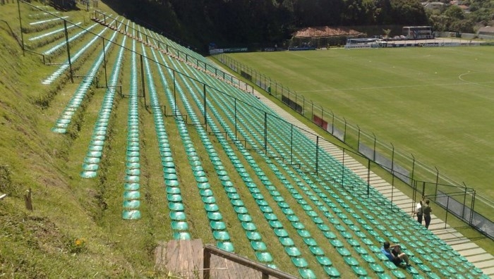 
Janguito Malucelli chính là sân vận động sinh thái đầu tiên của Brazil và đây chính là sân nhà của đội bóng hạng 6 J.Malucelli  FC. Bắt đầu khởi công xây dựng từ năm 2007, Janguito Malucelli được xem là một trong những sân bóng đẹp nhất thế giới và rất thân thiện với môi trường. SVĐ này được trang bị 6.000 chỗ ngồi giữa một đồi cỏ xanh mát, ngoài ra người ta còn trồng hoa trông vô cùng bắt mắt. 