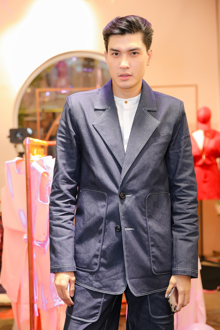 
Trần Quang Đại xuất hiện đơn giản nhưng vô cùng thanh lịch trong bộ vest xanh cách điệu. Bộ đồ này đã khiến anh chàng trở nên chững chạc mà không quá già dặn.