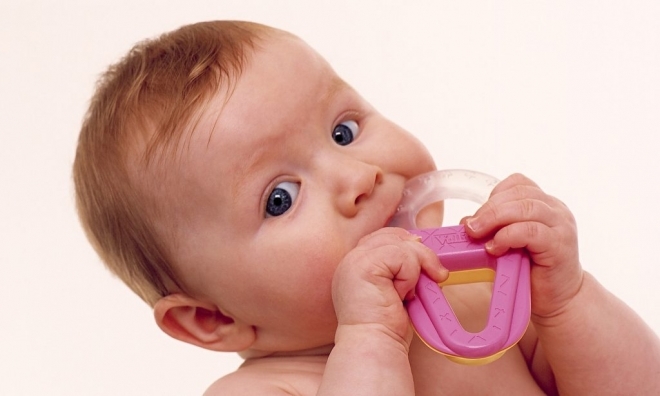 
Trẻ thường có biểu hiện thích nhai vật và mút ngón tay lúc mọc răng nhiều hơn.