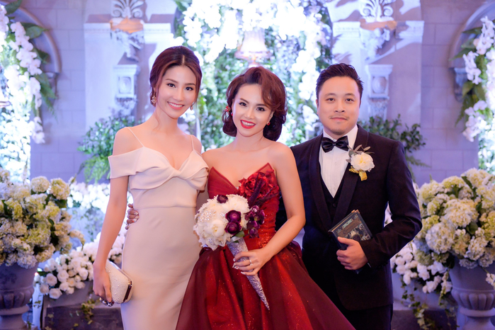 
Còn cô dâu Đinh Ngọc Diệp lại chọn gam màu đỏ đô đầy sang trọng và sắc sảo cho ngày cưới bên chú rể Victor Vũ.