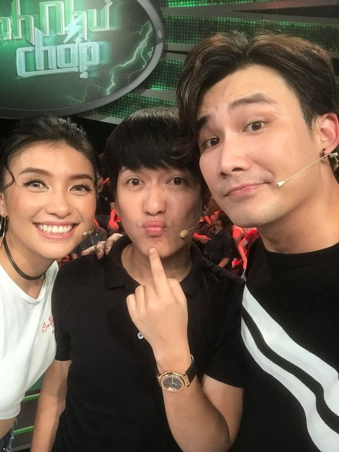 
Trường Giang vẫn hào hứng và nhí nhố khi đi quay hình với các đồng nghiệp. Anh tham gia gameshow này với vai trò làm MC. - Tin sao Viet - Tin tuc sao Viet - Scandal sao Viet - Tin tuc cua Sao - Tin cua Sao