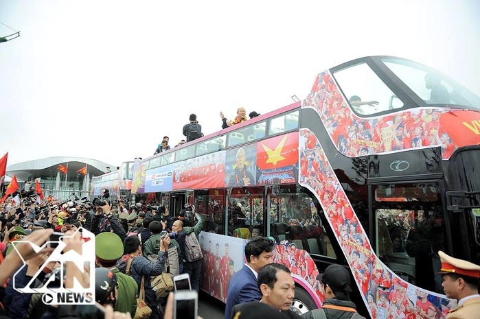
Đội tuyển U23 Việt Nam diễu hành trên tuyến buýt 2 tầng