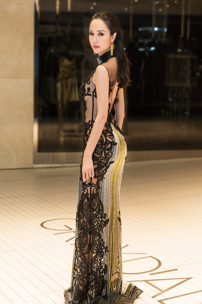 Vũ Ngọc Anh diện váy hiệu, đeo trang sức 5 tỷ đồng trên thảm đỏ LHP Cannes 2018