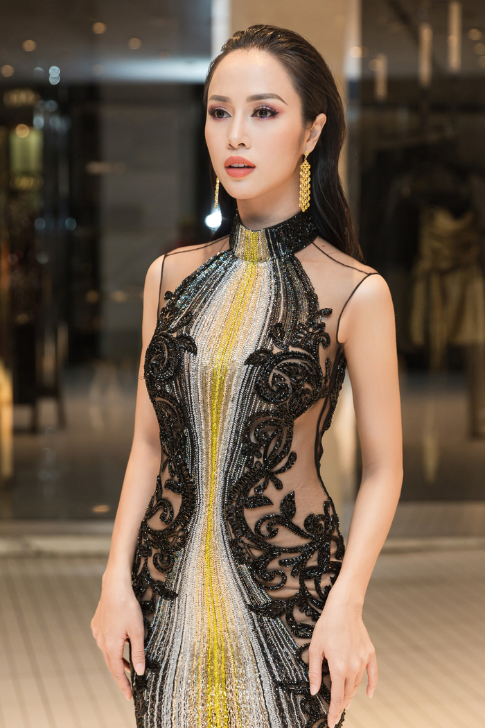 Vũ Ngọc Anh diện váy hiệu, đeo trang sức 5 tỷ đồng trên thảm đỏ LHP Cannes 2018