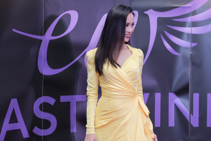 Vũ Ngọc Anh diện váy vàng nổi bật, sánh đôi Cường Seven trên thảm đỏ Liên hoan phim ở London