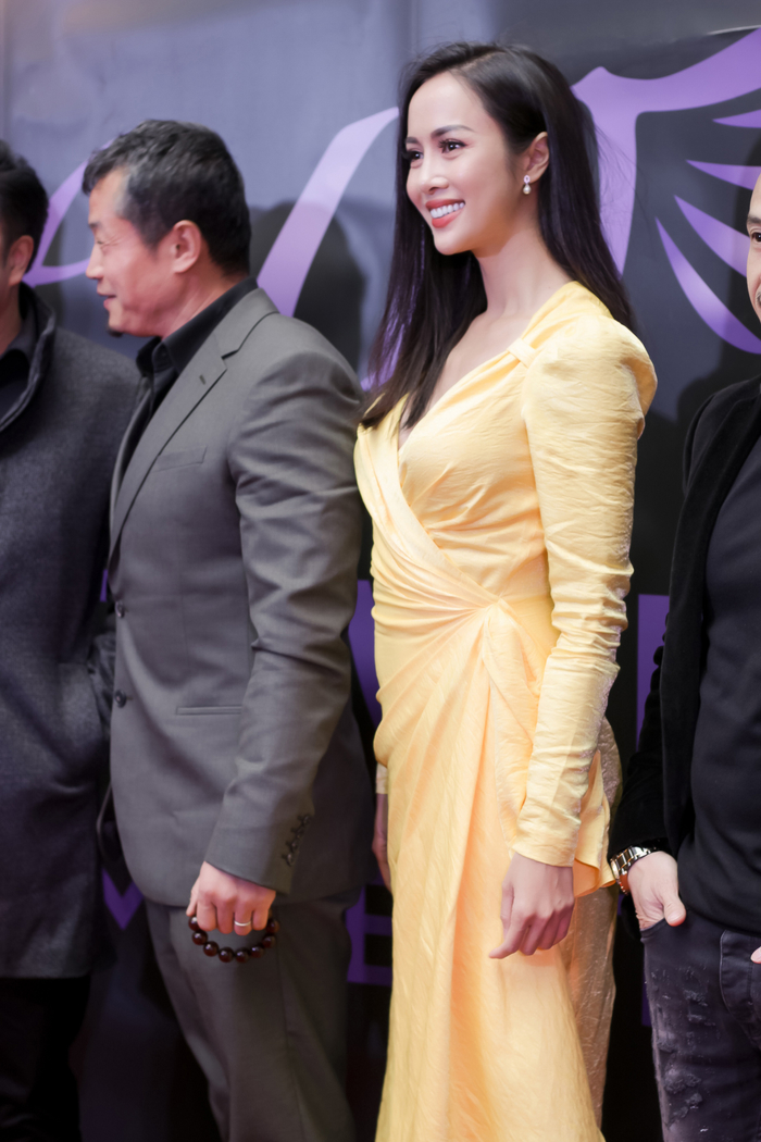 Vũ Ngọc Anh diện váy vàng nổi bật, sánh đôi Cường Seven trên thảm đỏ Liên hoan phim ở London