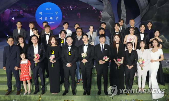 
Jung Hae In đứng chính giữa bức ảnh, khiến cho ba ngôi sao lão làng thắng giải Diễn viên chính xuất sắc nhất là Jo Seung Woo (1), Kim Nam Joo (2) và Kim Yoon Suk (3) bị “ra rìa” trong bức ảnh. Ảnh đế Kim Yoon Suk thậm chí còn đứng ở hàng 2.