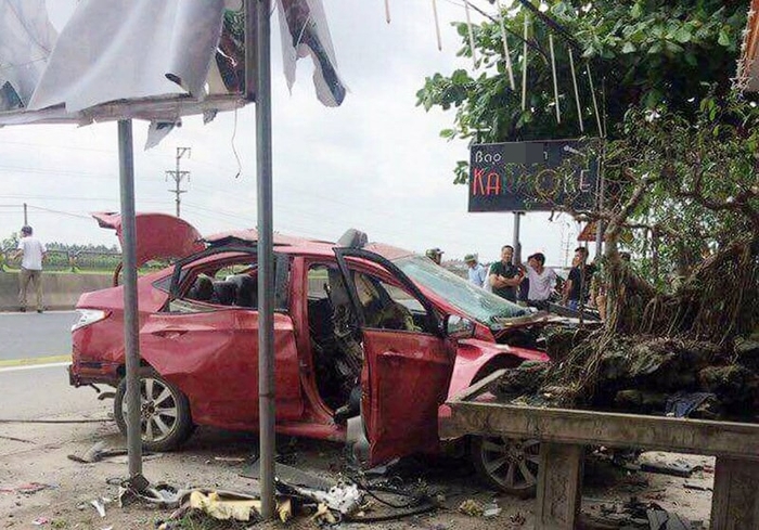
Chiếc xe Hyundai đỗ trước cửa quán karaoke bị biến dạng sau tiếng nổ như mìn