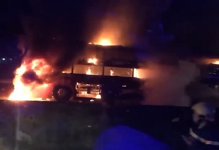 
Dù đã nỗ lực dập lửa nhưng chiếc xe vẫn bị thiêu rụi vì ngọn lửa quá lớn.