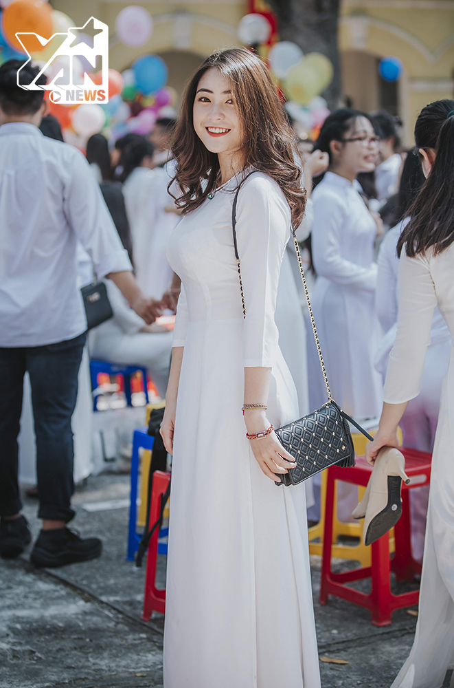 
Cô nàng Nguyễn Mỹ Huyền (lớp 12 Địa) được nhắc tới như một "biểu tượng nhan sắc" của trường Chu Văn An. Nét cười rạng rỡ của Huyền dường như càng nổi bật hơn giữa tà áo trắng, ánh nắng vàng.