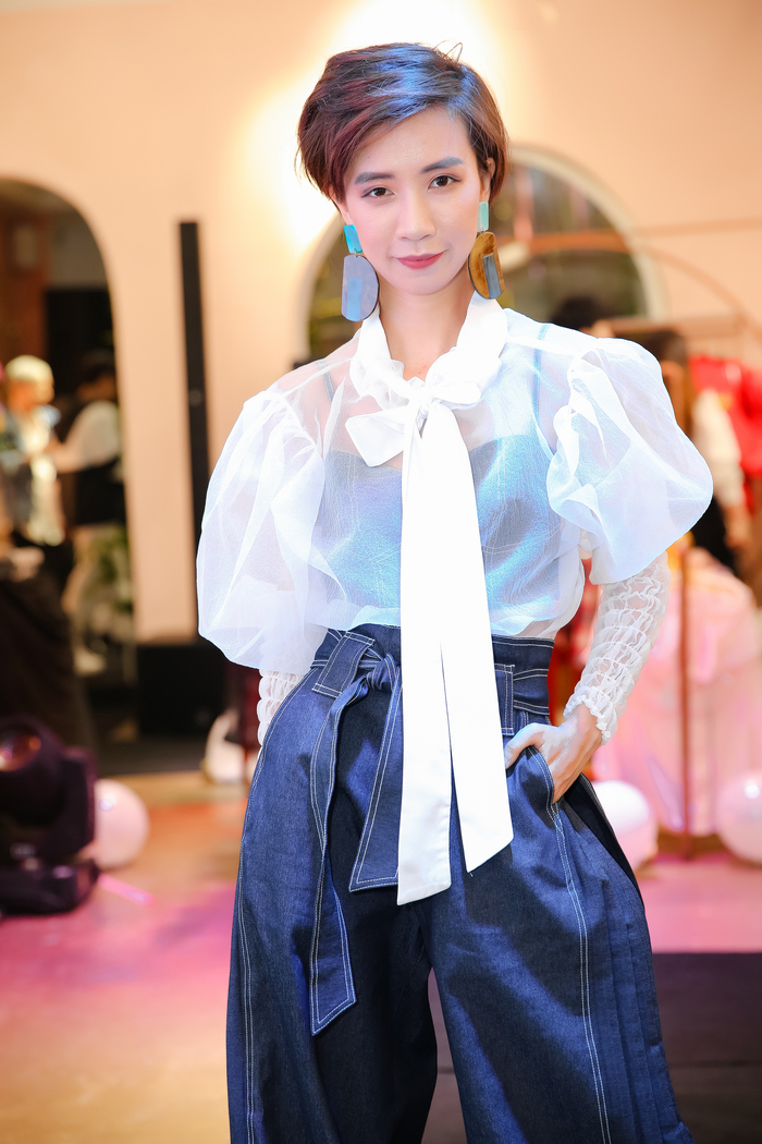 
Nổi bật là đôi khuyên màu xanh to bảng đồng bộ với chiếc quần của stylist Hoài Trang.
