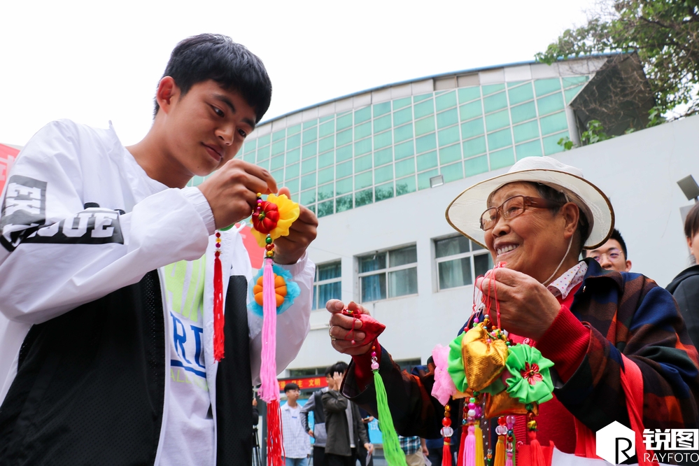 
Dù đã 85 tuổi nhưng bà Teng đã tự tay làm túi cầu may để tặng cho các thí sinh tham gia Cao Khảo suốt 12 năm qua. Hình ảnh này đã khiến cho áp lực của kì thi căng thẳng nhất Trung Quốc được dịu đi phần nào