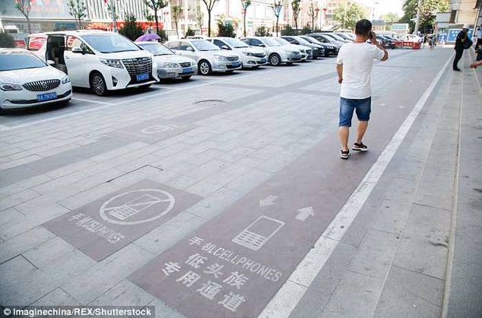 Con đường đi bộ dành riêng cho những người nghiện điện thoại tại Trung Quốc