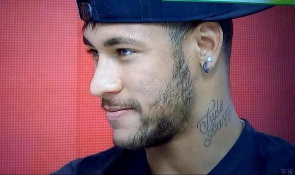 
Ngoài việc đá bóng giỏi, Neymar còn được biết đến với gu ăn mặc thời thượng và cá tính. Cũng giống như Griezmann, đội trưởng ĐT Brazil thích thay đổi nhiều kiểu tóc khác nhau và cho đến bây giờ, vẫn chưa có kiểu đầu nào thực sự “làm khó” được độ đẹp trai của tiền đạo 26 tuổi.