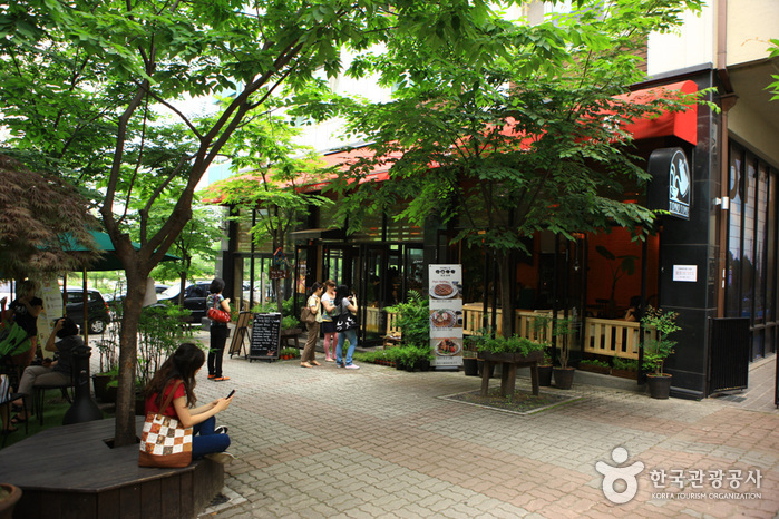  
Bojeong-dong Cafe Street là con đường cà phê nổi tiếng với giới trẻ.